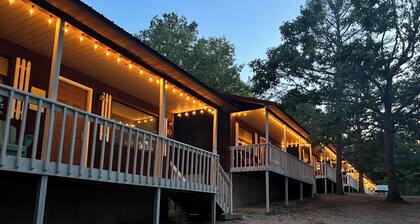Little Owl Private Cabin #10 - Sleeps 6. Resort Pool-Spa. SDC 1 mi. Dogs ok!