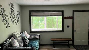 TV connectée, cheminée, livres