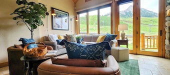 Ski-In Ski-Out Townhome | 3 Bedroom | Hot Tub | Mtn View | Garage