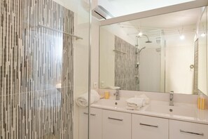 Shower, towels - Ylang Ylang Villa (1/2 Rooms) (Flamands)