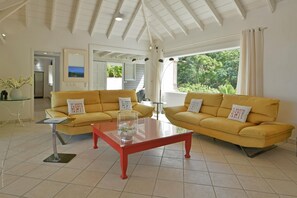 Televisión y reproductor de DVD 