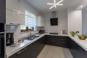 Køleskab, mikrobølgeovn, ovn, kogeplade