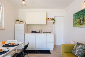 Kühlschrank, Mikrowelle, Ofen, Herdplatte