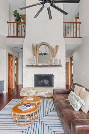 Smart TV, books - Lake Park House: Luxury Retreat Sleeps 23 w/Pool (Dripping Springs)