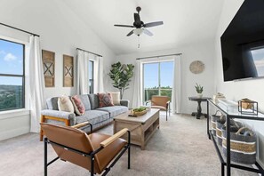 Smart TV, books, offices - The Point-Hill Country Views-Pool+Hot Tub (Fredericksburg)