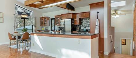 Kylskåp, mikrovågsugn, ugn och spishäll