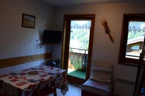 Interior - Ground floor, balcony, parking, tv, ski locker, 30m², Châtel (Châtel)