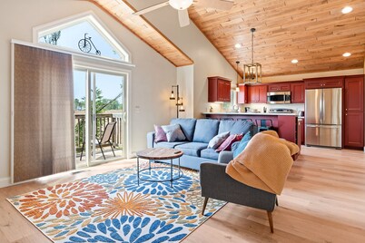 Pet friendly Apartment in Sturgeon Bay- Proximity to restaurants and bars!