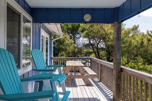 Outdoor dining - Rum Pineapple Club, Oceanside House in Emerald Isle, NC! (Emerald Isle)