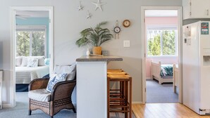 Un espacio habitable compacto con kitchenette, comedor y dormitorio.