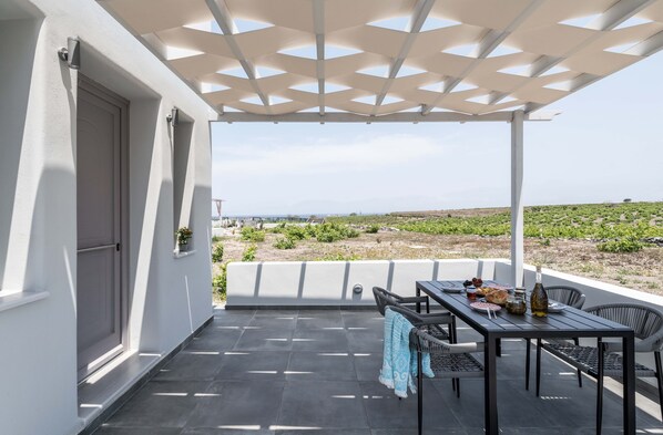 Outdoor dining - Private Jacuzzi Villa w/sunset view 6' from sea (OÃ­a)