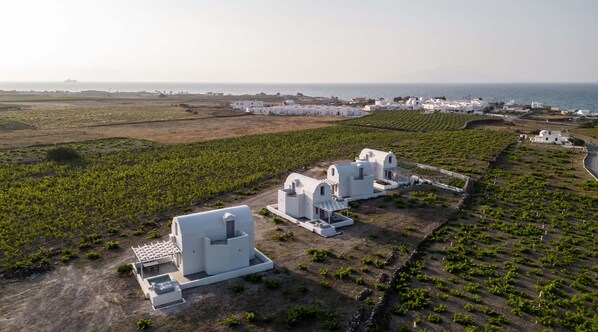 Exterior - Private Jacuzzi Villa w/sunset view 6' from sea (OÃ­a)