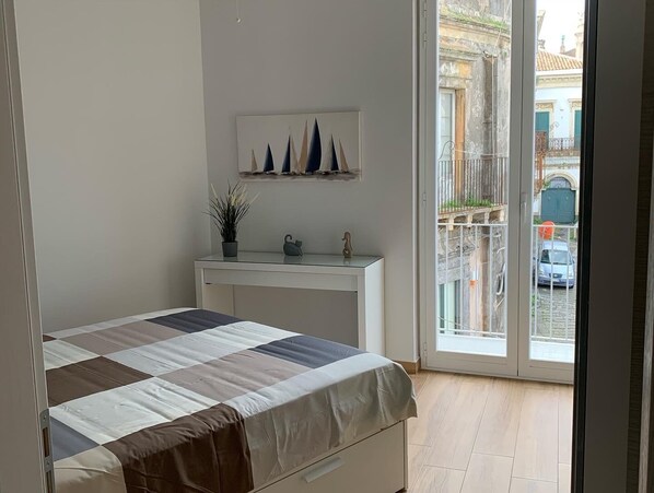 2 chambres, fer et planche à repasser, lit de bébé portatif