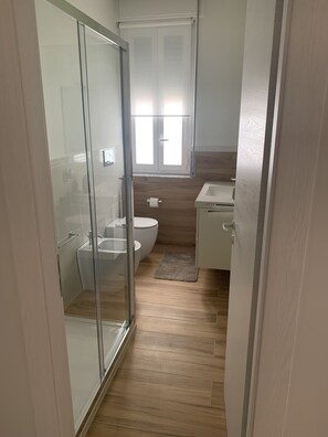 Dusche, Bidet, Handtücher, Shampoo