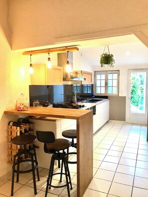 Fridge, microwave, oven, stovetop - Maison Avec Piscine à Fréjus (FREJUS)