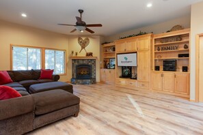 Smart TV, fireplace, DVD player, foosball - Cypress 4 - Huge Home, Foosball, BBQ, Dog Friendly (Sunriver)