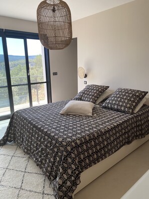 3 chambres, fer et planche à repasser, Wi-Fi, draps fournis