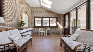 Televisie, boeken en een kantoor