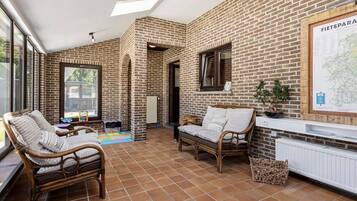 Televisie, boeken en een kantoor