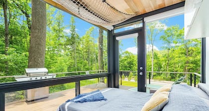 Cute Riverside Cabin w Hot Tub, Fire Pit, & Kayaks