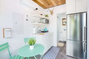 Kjøleskap, mikrobølgeovn, kokeplater og kaffetrakter/tekoker