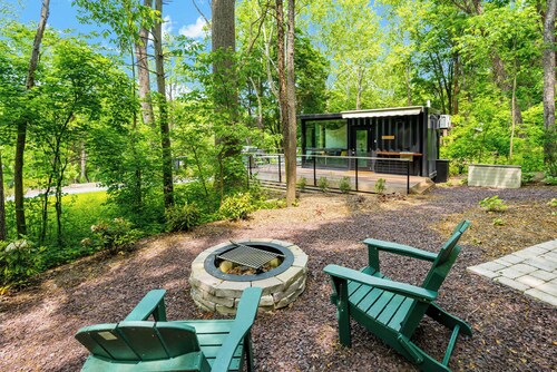 Cute Riverside Cabin w Hot Tub, Fire Pit, & Kayaks