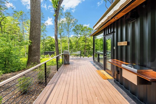 Cute Riverside Cabin w Hot Tub, Fire Pit, & Kayaks