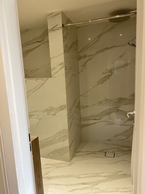 Regadera, secadora de cabello, bidet, toallas 