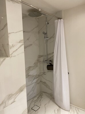 Dusche, Haartrockner, Bidet, Handtücher