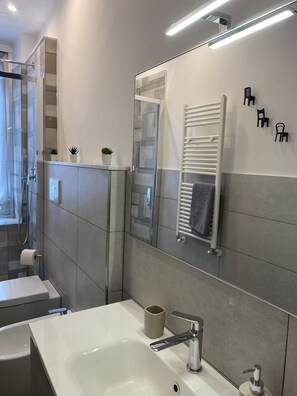 Suihku, hiustenkuivaaja, bidee, pyyhkeet