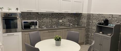 冷蔵庫、電子レンジ、オーブン、コンロ