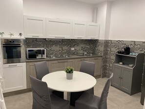 Fridge, microwave, oven, stovetop - The Comfortable House 2 (Genova)