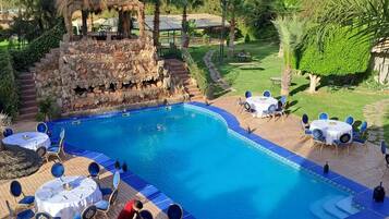 Piscina a l'aire lliure i piscina climatitzada
