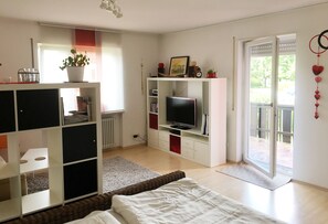 1 bedroom, iron/ironing board, WiFi, bed sheets - Sunny, cosy and quiet appartment with a view to Salzburg, close to the city (Ainring)