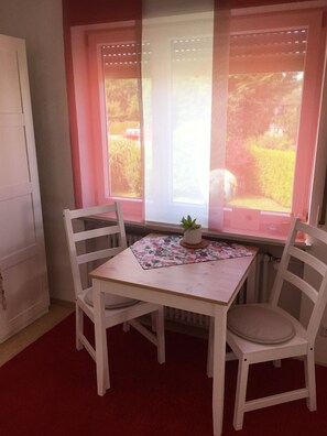 Dining - Sunny, cosy and quiet appartment with a view to Salzburg, close to the city (Ainring)