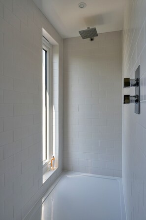 Bathtub, towels