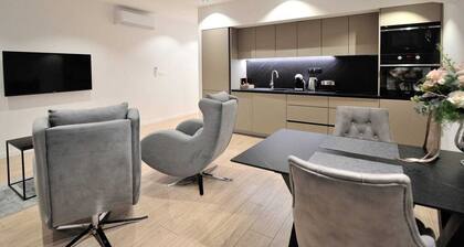 Luxury one bedroom apartment, Balcony, AirCond, WiFi, fully equipped kitchen