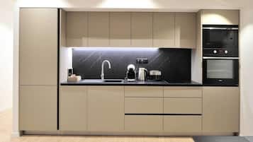 Een koelkast, een magnetron, een oven, een vaatwasser