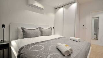 1 slaapkamer, verduisterende gordijnen, een strijkplank/strijkijzer