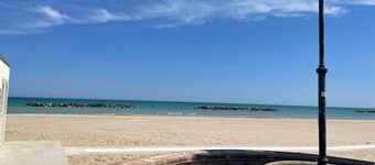 [TWO STEPS FROM THE SEA] Wi-Fi, Free Parking & Air Conditioning