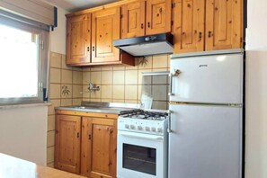 Frigorifero, forno, piano cottura, macchina per tè/caffè