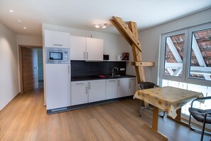 Kylskåp, mikrovågsugn, spishäll och diskmaskin