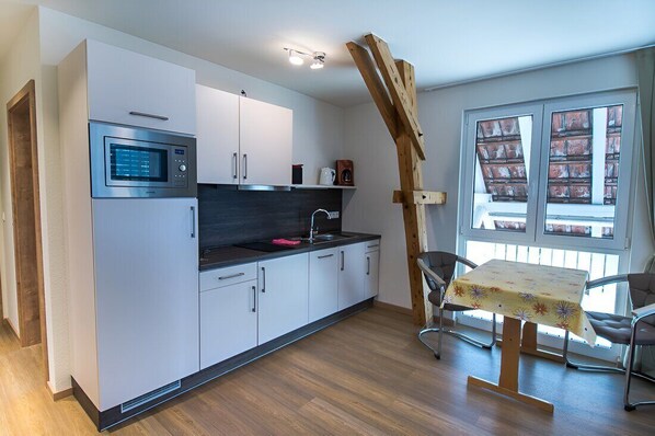 Køleskab, mikrobølgeovn, kogeplade, opvaskemaskine