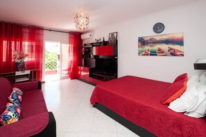 Iron/ironing board, free WiFi, bed sheets