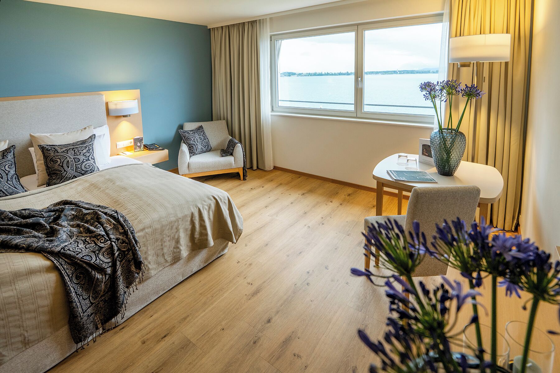 Quarto casal conforto | Roupas de cama antialérgicas, frigobar (abastecido com itens grátis)