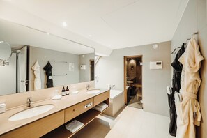 Deluxe-suite | Badeværelse | Gratis toiletartikler, hårtørrer, badekåber, hjemmesko