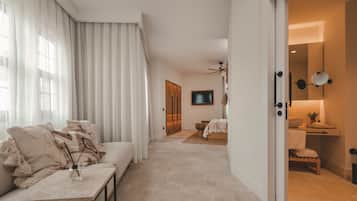 Habitación doble superior, 1 cama de matrimonio grande | Zona de estar | Una televisión de pantalla plana, un altavoz inteligente