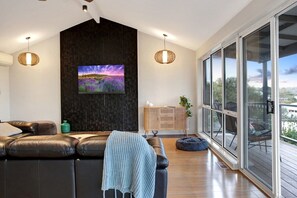 TV, books, offices - Cruickshank Retreat I Spa and Dip Pool (Ocean Grove)