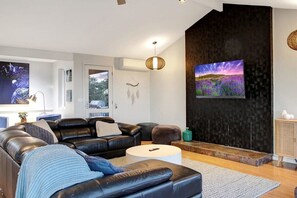 Televisio, kirjoja, työhuone