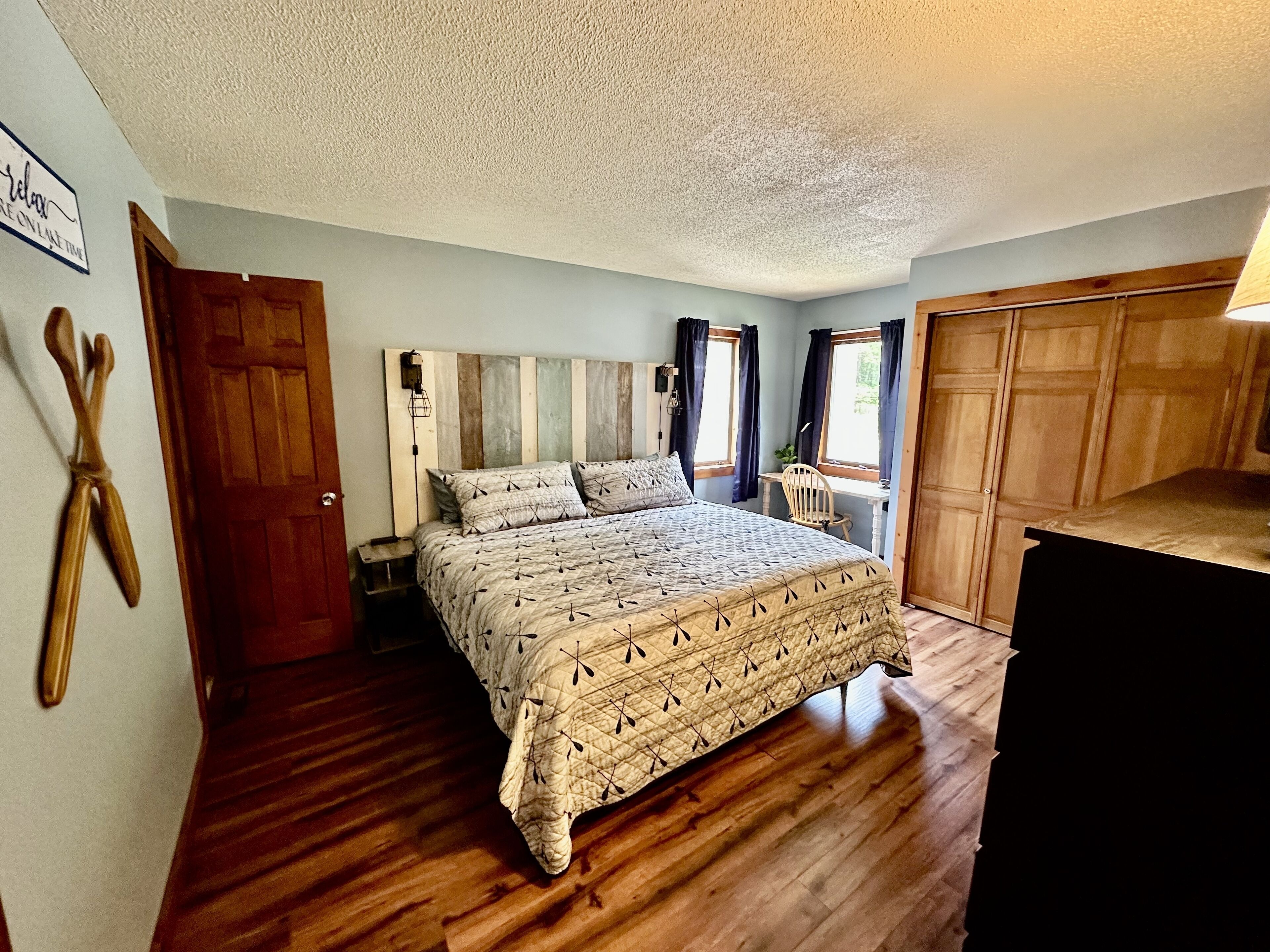 3 slaapkamers, een bureau, een strijkplank/strijkijzer, reisbedje